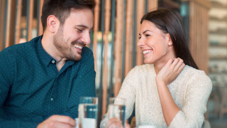 За необвързаните хора изборът на място за първа среща често