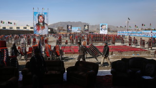 Трима души са загинали и 32 са ранени при няколко експлозии на