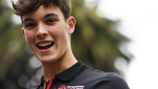 Отборът от Формула 1 Ферари включи британския тийнейджър Оливър Беърман
