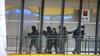 Въоръжен държа заложници в банка в Прага