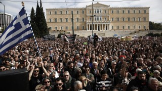 Десетки хиляди гърци протестираха пред парламента в Атина в неделя