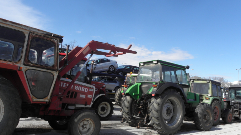 Зърнопроизводители струпаха 200 трактора в Генерал Тошево