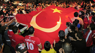 Турски фенове счупиха два плазмени телевизора