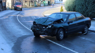 Един човек е пострадал след челен удар между два автомобила