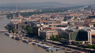 Унгарската полиция спря и опразни всички 18 международни влака в