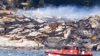 Хеликоптер с над 10 души на борда се разби в Норвегия 