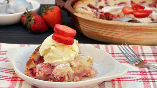 Коблерът е десерт с плодове запечени под пухкаво тесто За