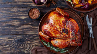 Печеното пиле е едно от най лесните и вкусни ястия които