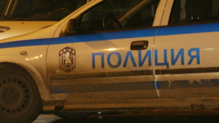 Хвърлиха бутилка със запалителна течност по автокъща в София