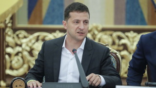 Президентът на Украйна Владимир Зеленски съобщи че е провел телефонен