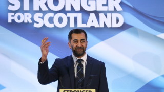 Хамза Юсаф оглавява Шотландската национална партия съобщава Гардиън Той става първият
