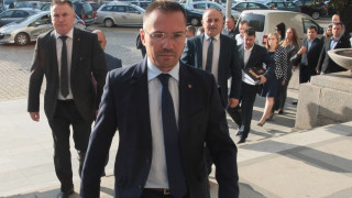 Евродепутатът и заместник председателят на ВМРО Ангел Джамбазки влиза в битката