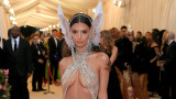Емили Ратайковски, Шер, Met Gala 2019 и от кой беше вдъхновен секси тоалетът ѝ