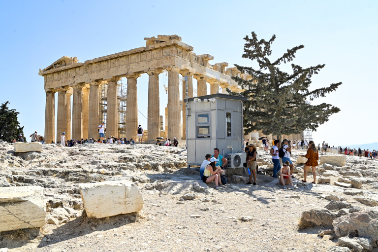 Туристи в Атина търсят сянка