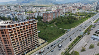 Кметът на "Младост" брани пореден чудовищен строеж в зелена площ (снимки)