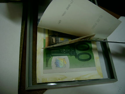 Митничари намериха фалшиви €150, вградени в снимка