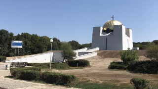 Напълно реновиран и с обновена позлата на купола е Пантеонът