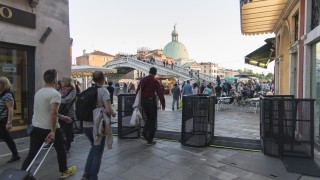Венеция временно разположи врати в края на два моста за връщане