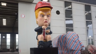 Огромен говорещ робот Доналд Тръмп който е седнал на позлатена