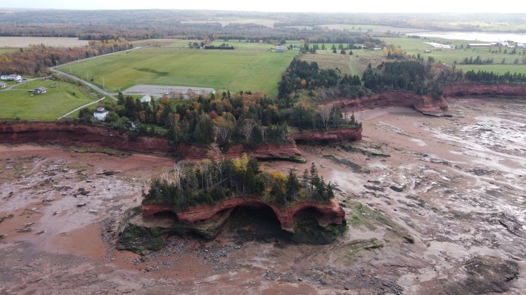 Отдръпналите се води вършат място за туристически разходки