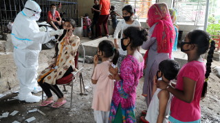 Епидемията от новия коронавирус COVID 19 в Индия продължава бързо да