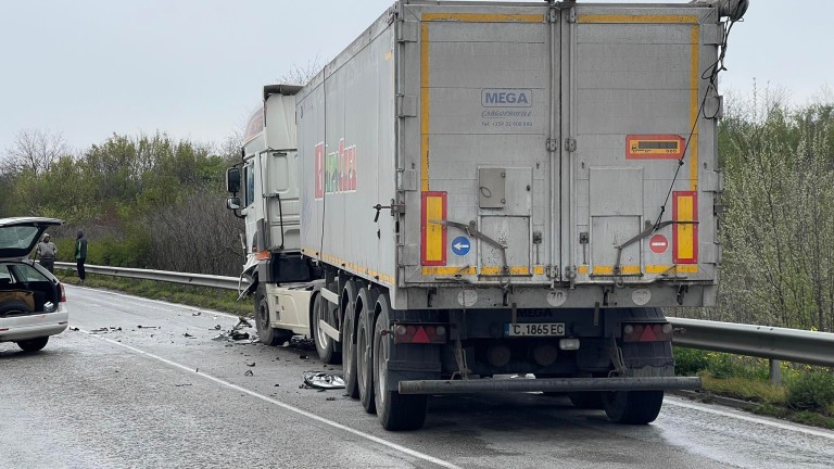 Катастрофа между лек автомобил и камион затвори пътя Русе-Бяла в