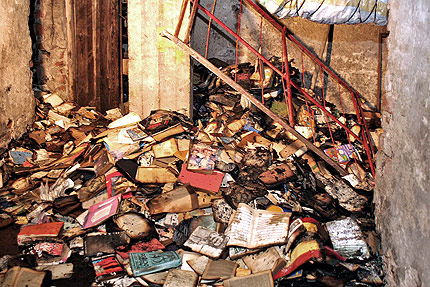 Изгоряха три мазета с книги до "Славейков"