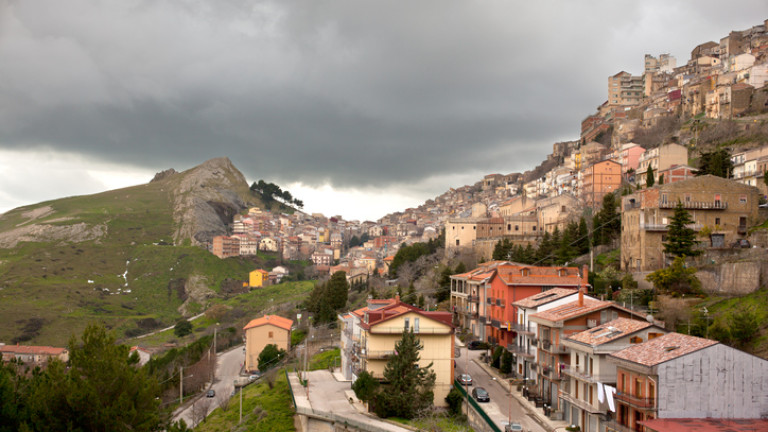 Сицилианският град Тройна пуска обява за продажба на десетки изоставени