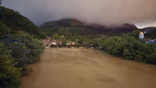 Властта се включва с хеликоптер и минерална вода