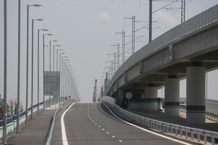 Нагъна се асфалтът на Дунав мост 2