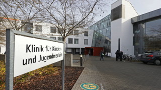 Медицинска сестра в Германия обвинена в опит за убийство на пет бебета с морфин