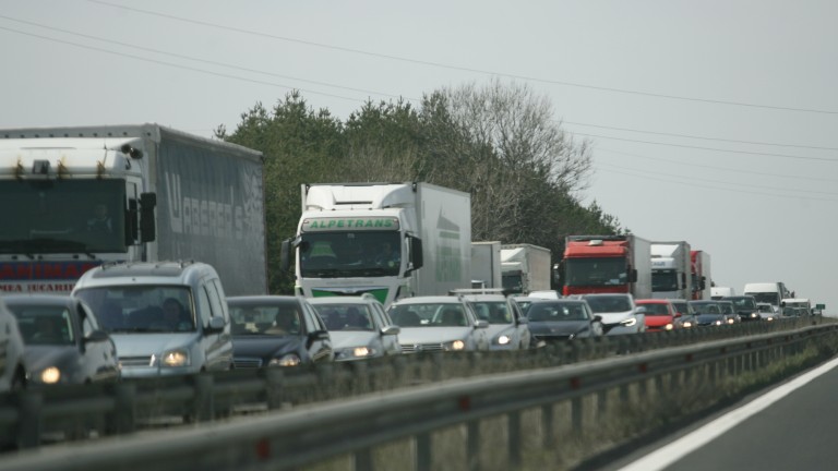 По обяд се очаква блокада на международния път София-Бургас. Причина