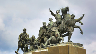 Русия гневна на Латвия заради събарянето на съветски паметници