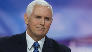 САЩ изпращат астронавти на Луната до пет години Вицепрезидентът Майк