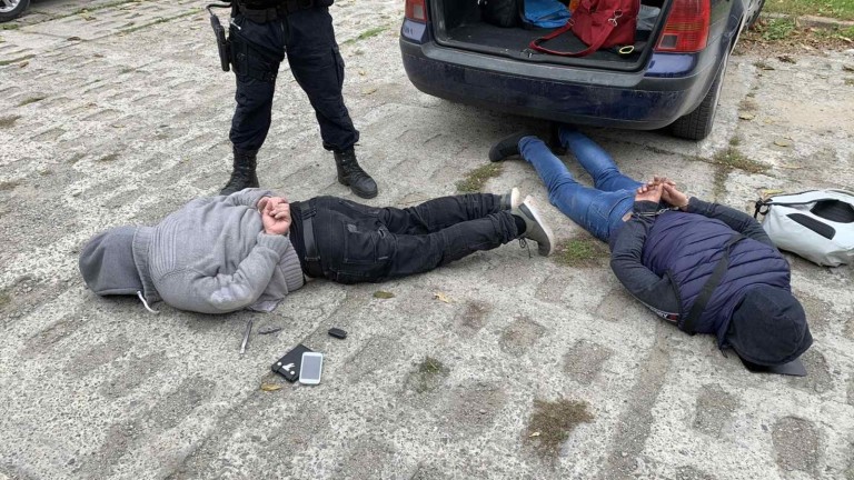 Вчера криминалисти са арестували извършителите на грабеж в Дългопол, за