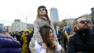 В нощта на неделя срещу понеделник румънците протестираха срещу новите