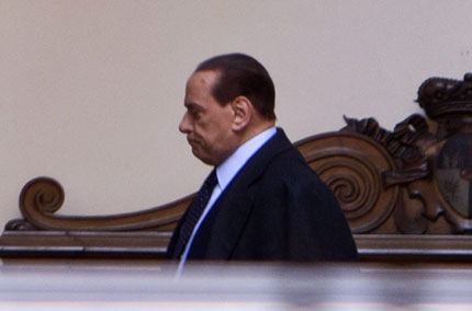 Берлускони счупи глезен при излизане от колата