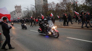 Хиляди привърженици на крайната десница в Полша шестваха и преминаха