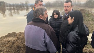 Предприемат спешен ремонт на компрометирания участък на дигата до моста