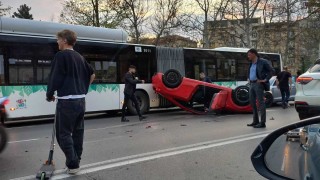 Автомобил се обърна по таван пред Алма матер в София