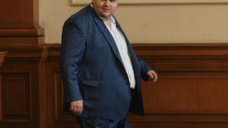 Депутатът Делян Пеевски в сградата на парламента: "Ето, тук съм"