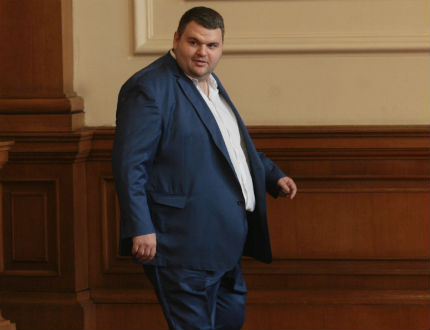 Депутатът Делян Пеевски в сградата на парламента: "Ето, тук съм"