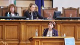 Депутатите си продължиха вчерашния скандал