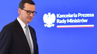 Полският министър председател Матеуш Моравецки призова жителите да запазят спокойствие на