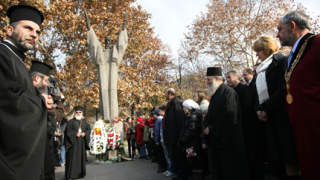 Протести и цветя за Св. Климент Охридски