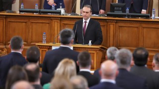 Депутатите освободиха военния министър Стефан Янев и гласуваха за новия