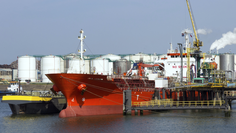 COSCOL превозва 1800 тона петролно оборудване през българско пристанище