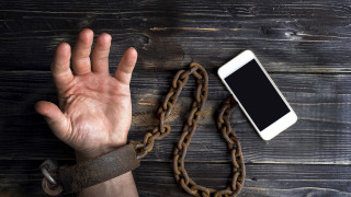 В повечето случаи поглеждането или посягането към смартфона ни изглежда