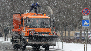 Все още продължава снеговалежът в София на терен са всички