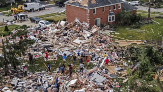 Най малко 8 души са ранени а 130 къщи са разрушени